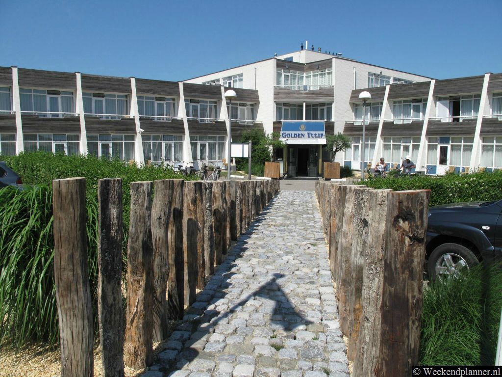 Het hotel Strandhotel Westduin ligt niet ver van Vlissingen net achter duinen. Er is een opgang naar het strand. Vlissingen ligt iets meer dan 4 km van het hotel en over het pad in de duinen kun je naar de restaurants in Dishoek lopen. Tips: Een weekend in de badplaats Dishoek.